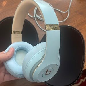 Beats Crystal Blue Studio3 wireless. Great condition and original ear covers!